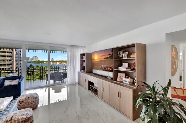 Foto del edificio - 2 Grove Isle Dr