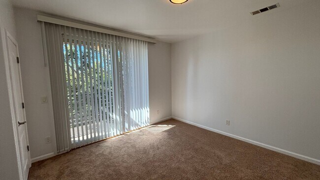 Building Photo - Nice 2 Bed townhouse style condo with prim...