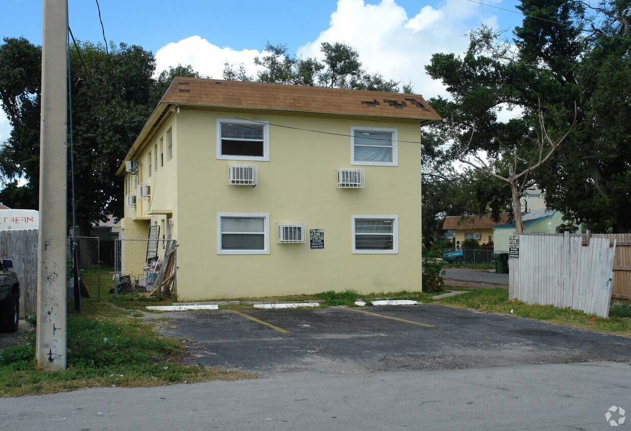 Foto del edificio - 360 NE 77th St