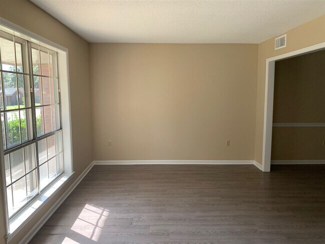 Building Photo - 3283 Bluemont Dr