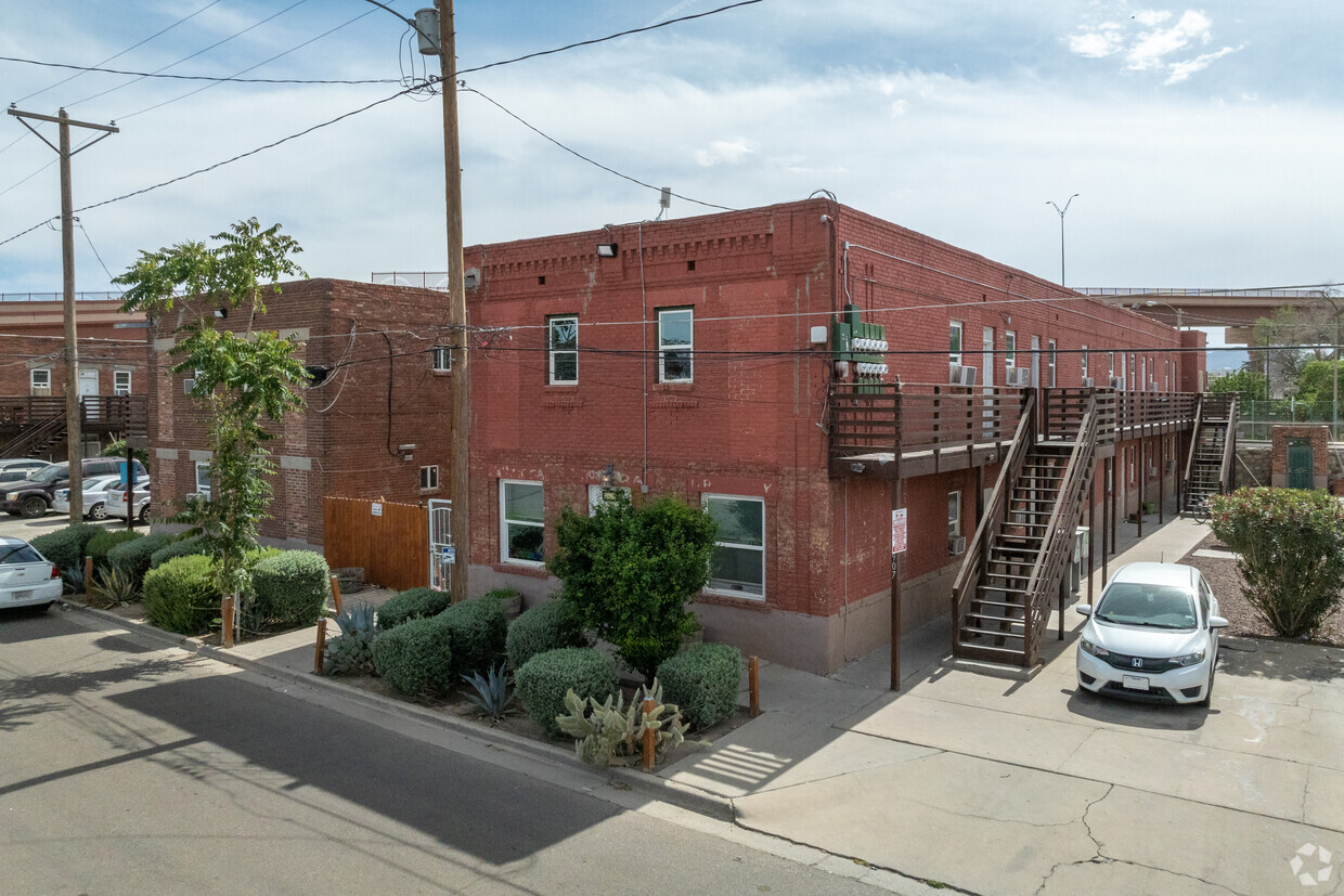 Front - 911-919 Chihuahua St