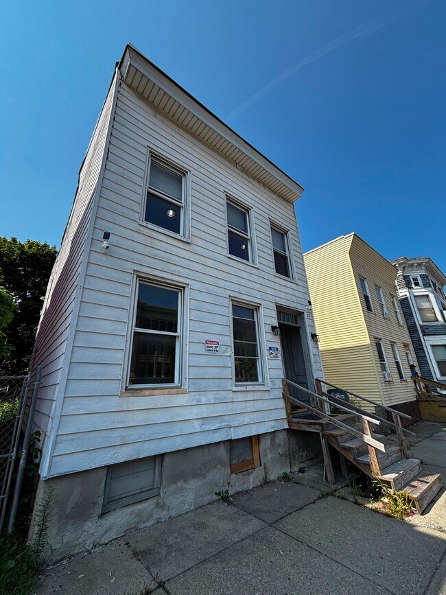 Building Photo - 27 N Lake Ave