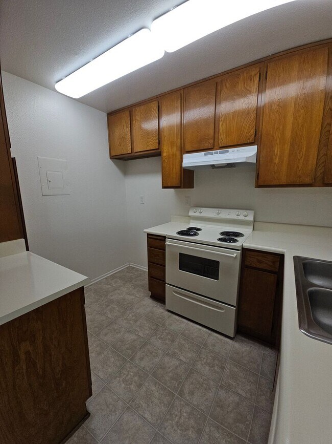 Building Photo - Spacious 2 bedroom unit with a Private Balcony