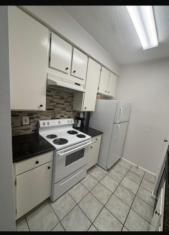Foto del edificio - 7900 N Stadium Dr