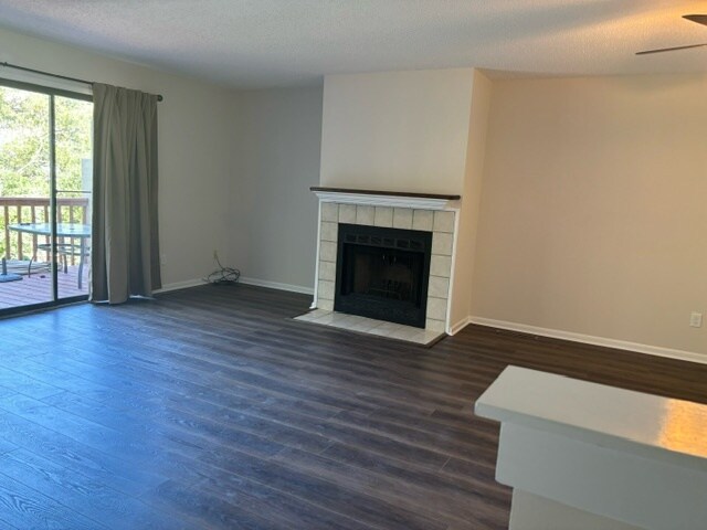 Salón con chimenea de leña, acceso a terraza trasera. - 3913 Whooping Crane Cir