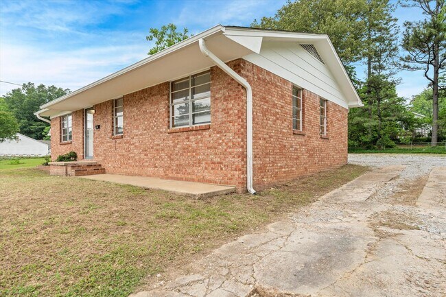 Building Photo - 3 Bedroom Home Across from JHS