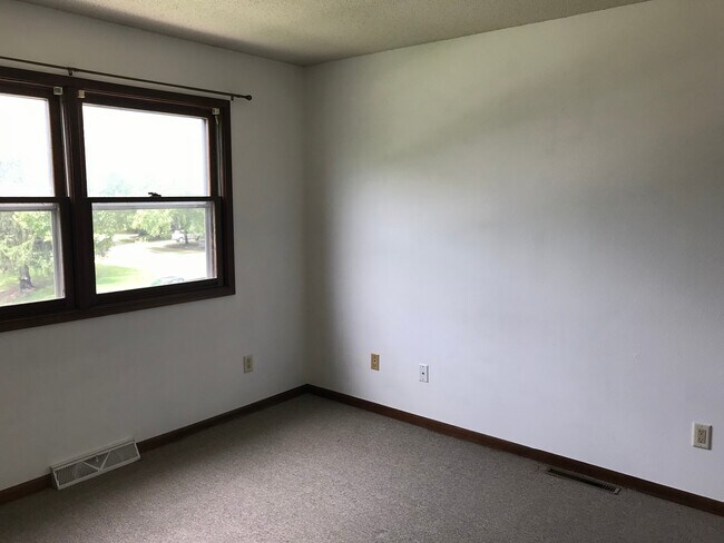 Foto del edificio - 2 Bedroom/1.5 Bathroom in Iowa City near Kinnick! Available Now!