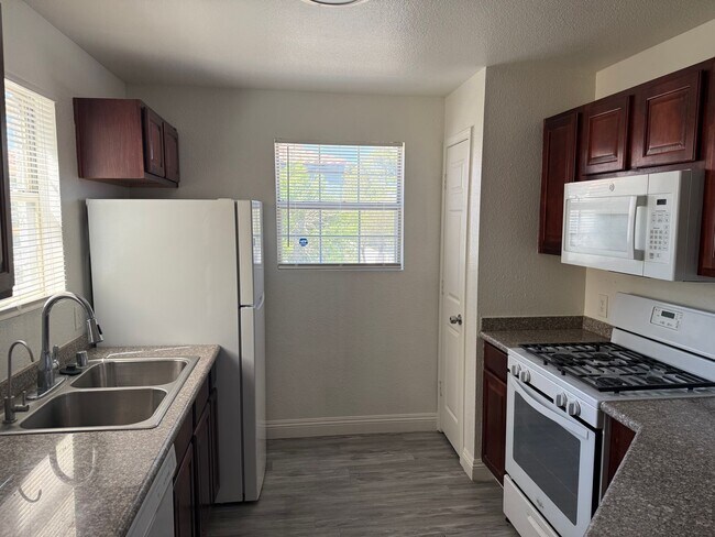 Foto del edificio - Beautiful 2-Bedroom Condo with Fireplace & Community Pool Near Cheyenne Freeway
