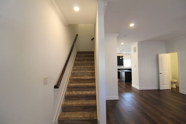 Building Photo - 3 Bedroom 2.5 Townhome Available Now!