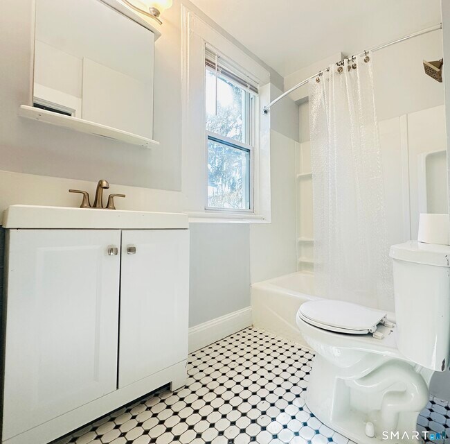 Foto del edificio - 133 Quaker Ln S