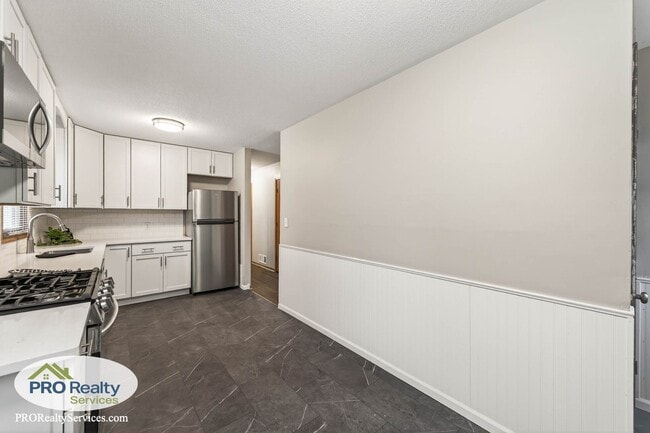Building Photo - Recently Remodeled 3 Bedroom Home