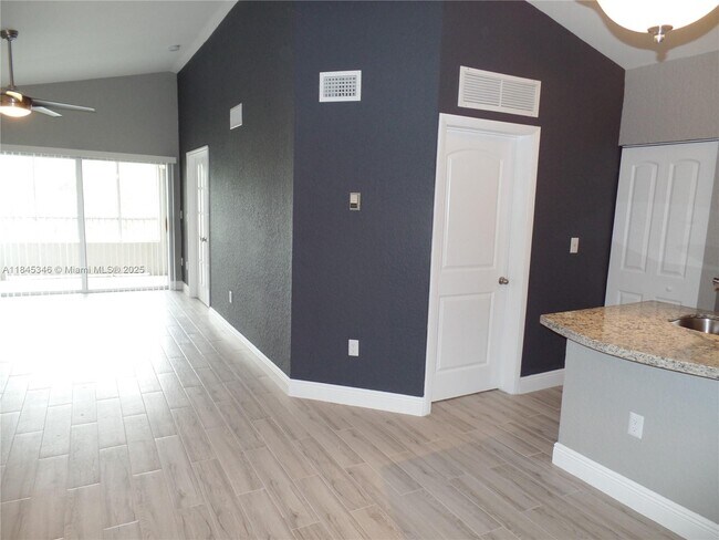 Foto del edificio - 2803 N Oakland Forest Dr