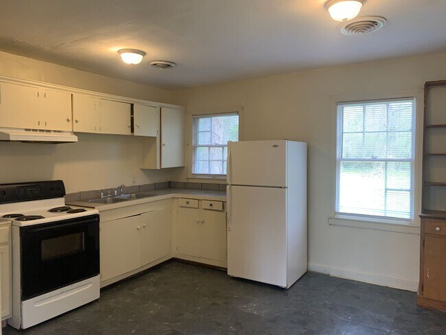 Building Photo - HUD Friendly 2 Bed 1 Bath Completely Remod...