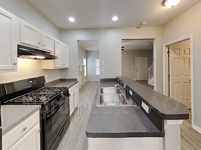 Foto del edificio - 687 S Evelyn Pl NW