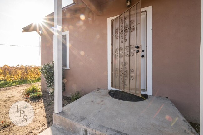 Building Photo - Fresno Westside Farm Home, 3BR/1BA, Built 1925 – Modern Updates!
