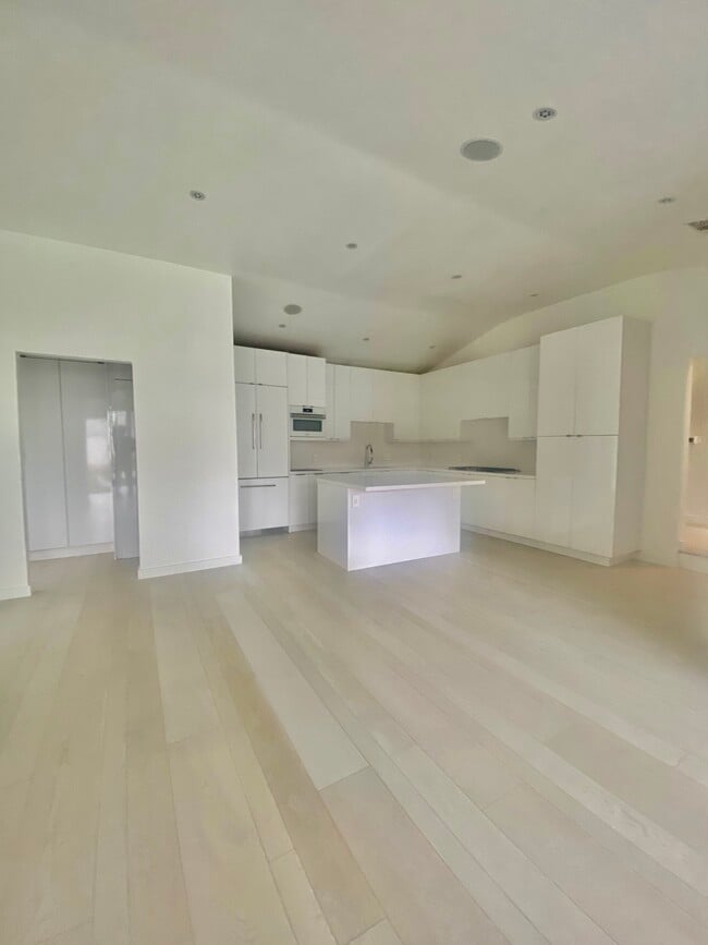 Building Photo - 8649 Crescent Dr