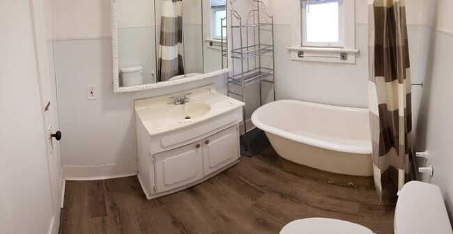 Building Photo - 2 Bed 1 bath Duplex For Rent Down Town Reno