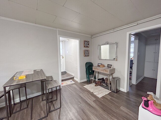 Building Photo - Updated Garden Level DU Home for Rent! Fiv...