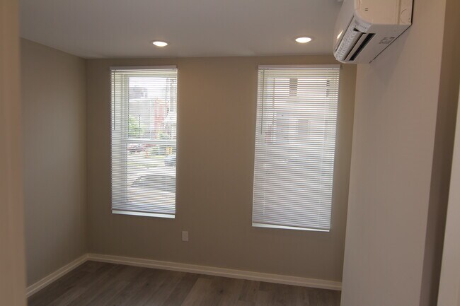 Building Photo - 4810 Oxford Ave
