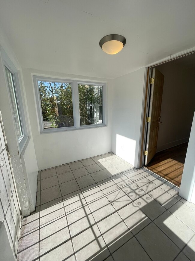 Building Photo - 407 Harvard Dr SE