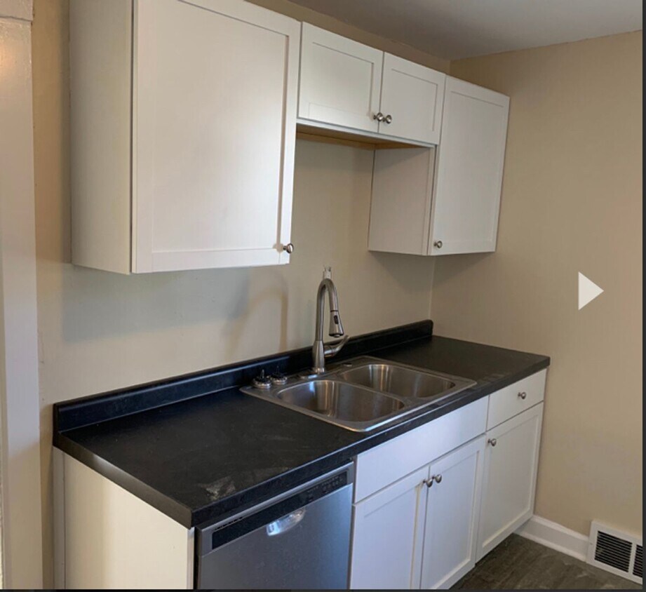 Primary Photo - Beautiful 2 Bedroom 1 Bathroom Carriage Ho...