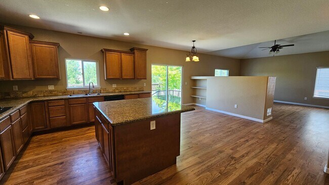 Foto del edificio - SPACIOUS HOME WITH FINISHED BASEMENT IN NORTH RANGE VILLAGE!