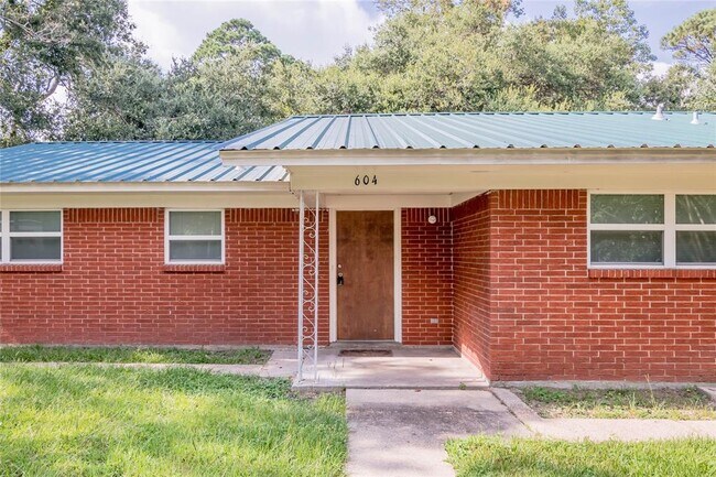Building Photo - 604 Hayman St