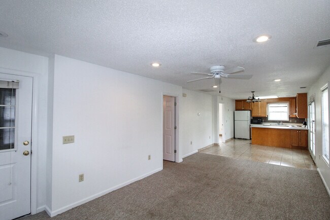 Building Photo - 698 Shaw Rd