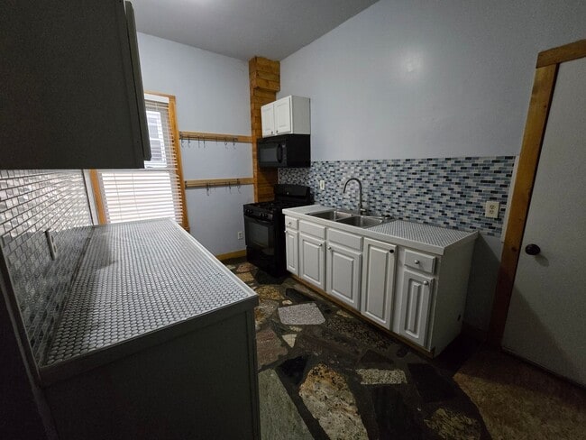 Building Photo - Cute and Quirky!! 3 Bed 2 Bath Home in upcoming Walnut Hills