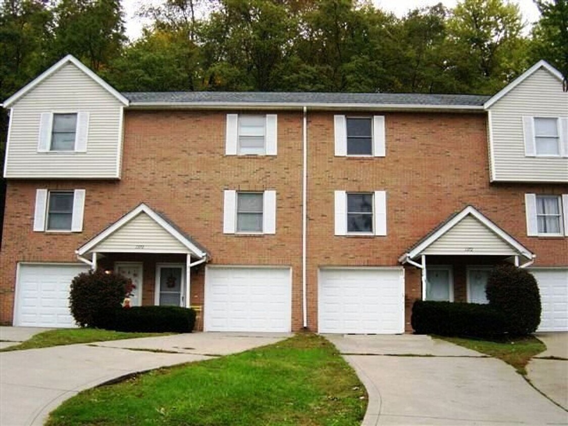 Foto principal - XL 2 bedroom townhome in Countryside Drive...