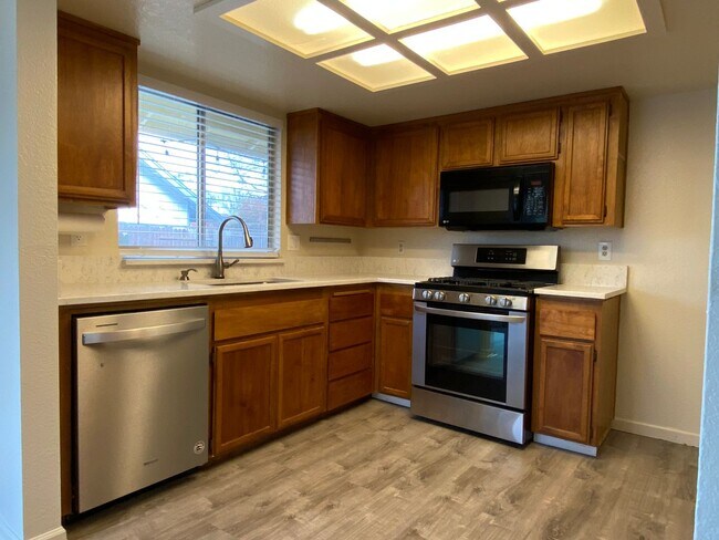 Foto del edificio - 3 Bedroom / 2 Bath Great Corner Lot in Tra...