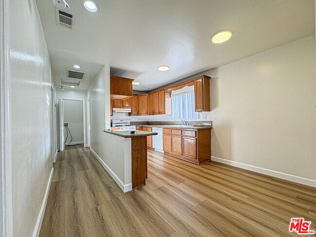 Building Photo - 1555 W 204th St