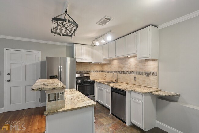 Building Photo - 880 Glendale Terrace NE