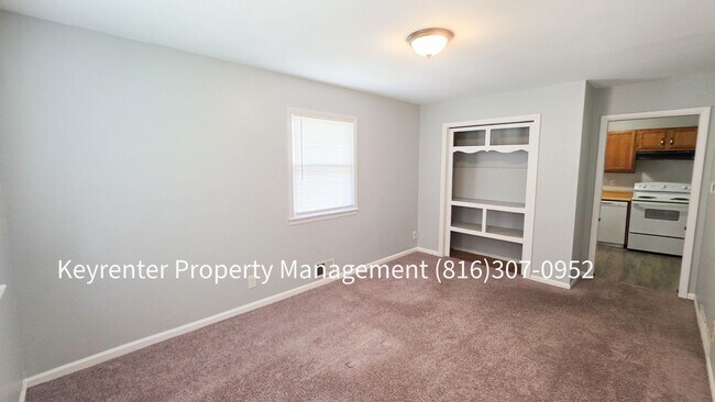 Building Photo - 2 Bed 1 Bath ready to rent! $1100