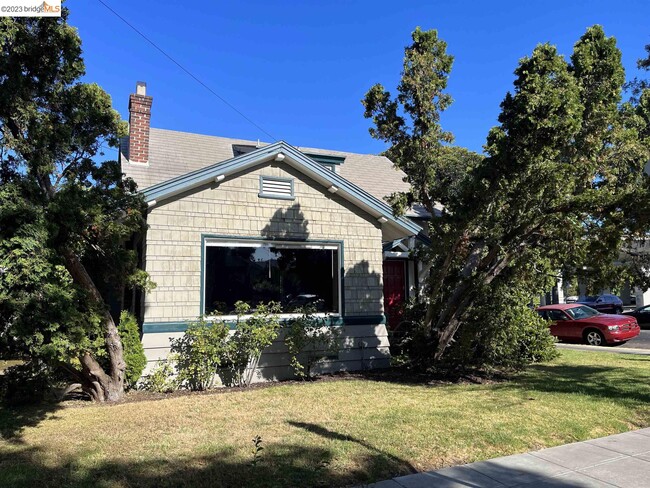 Building Photo - 5467 Shafter Ave