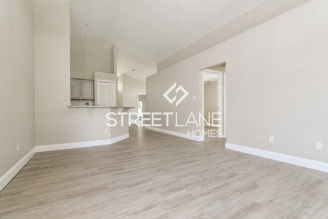 Foto del edificio - REDUCED! - Now offering $500 off first ful...