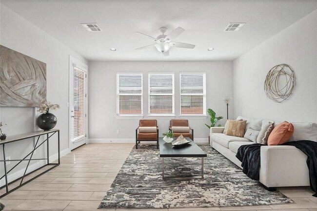 Foto del edificio - 2404 Burberry Ln