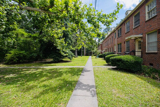 Building Photo - Renovated 1-Bedroom Condo in Heathwood Cou...