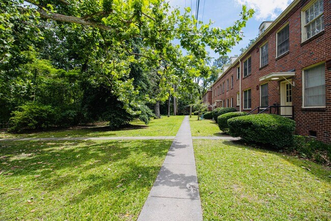 Foto del edificio - Renovated 1-Bedroom Condo in Heathwood Cou...