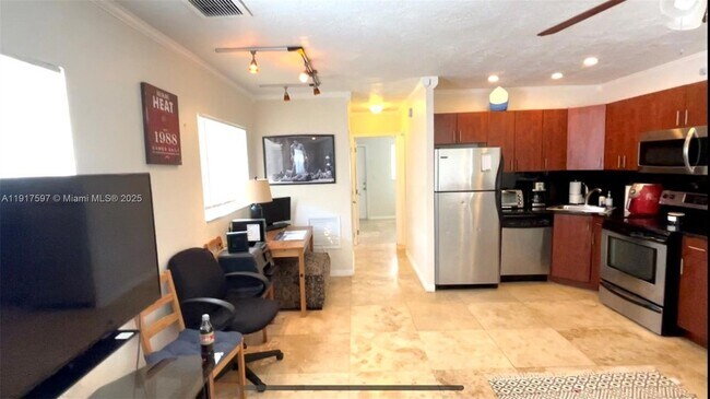 Foto del edificio - 1856 NE 46th St