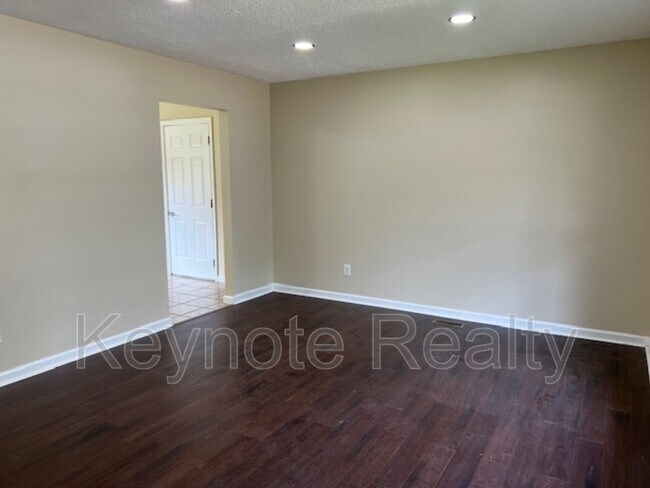 Building Photo - 125 Teakwood Ln