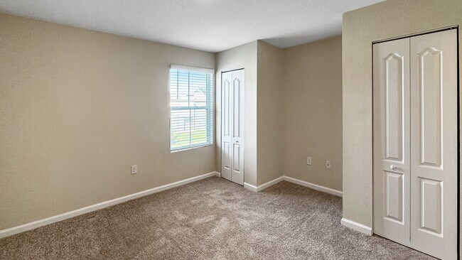 Foto del edificio - Pet-Friendly Corner Unit with Attached Garage & Smart Home Features