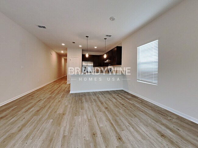 Building Photo - NEW LOWER RENTAL RATE LEASING SPECIAL : Re...