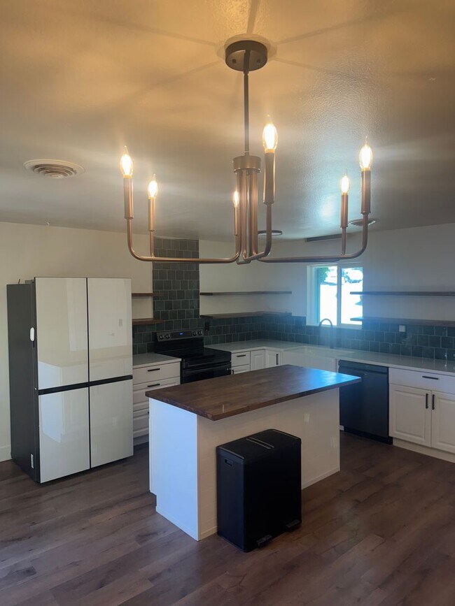 Building Photo - NEWLY REMODELED 3 BED/2 BATH HOME IN REDDING
