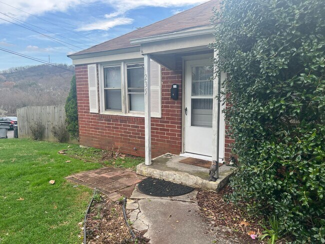 Foto del edificio - RARE CARSON LANE DUPLEX AVAILABLE