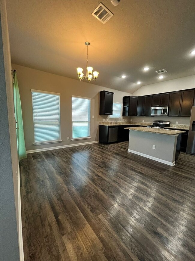 Building Photo - Beautiful 3 bed/2 bath home in great location