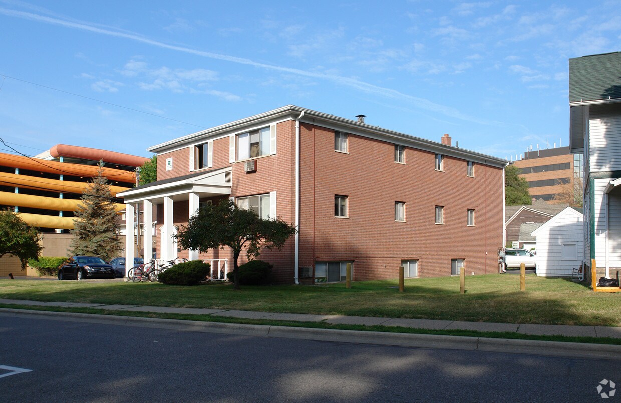 Building Photo - 225 Division St
