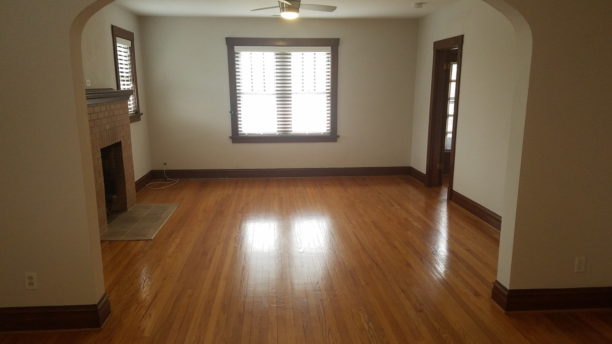 Comedor &amp; Sala de estar - 11314 Gravois Rd