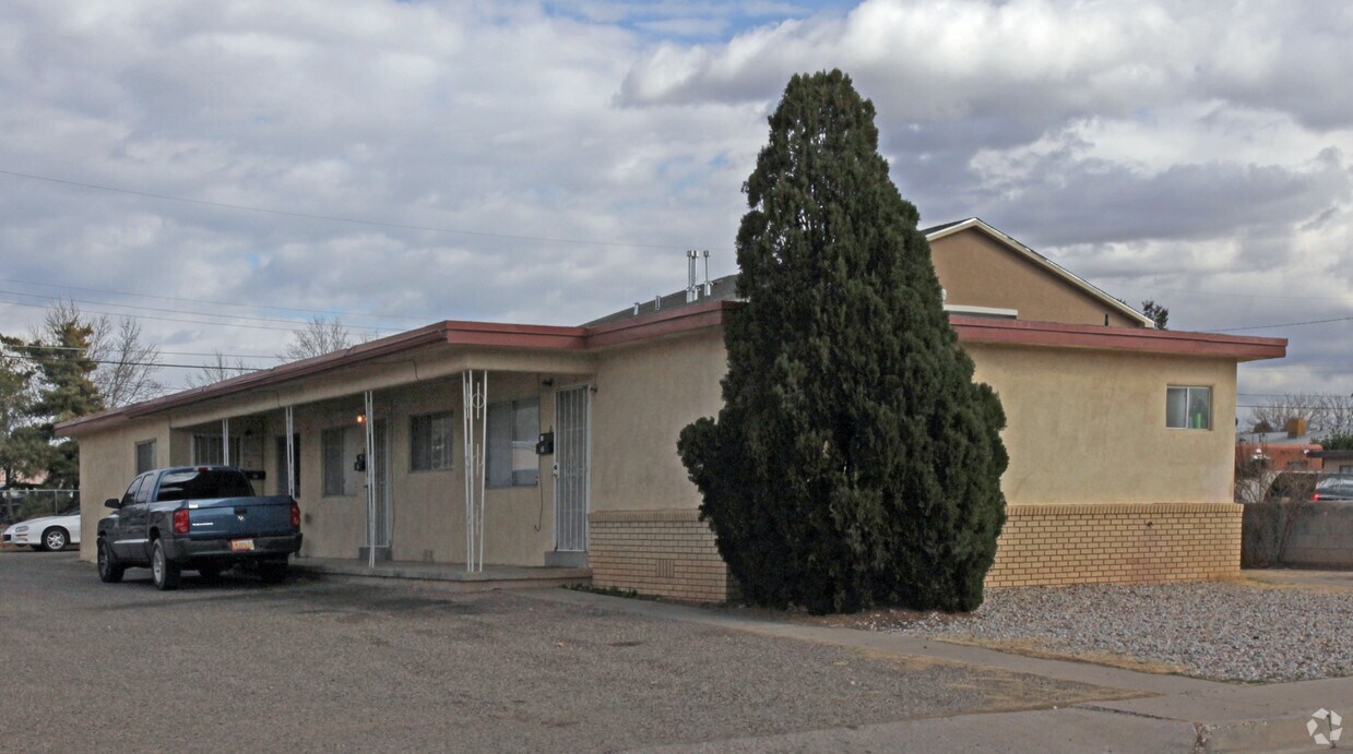 Building Photo - 1030 Palomas Dr SE