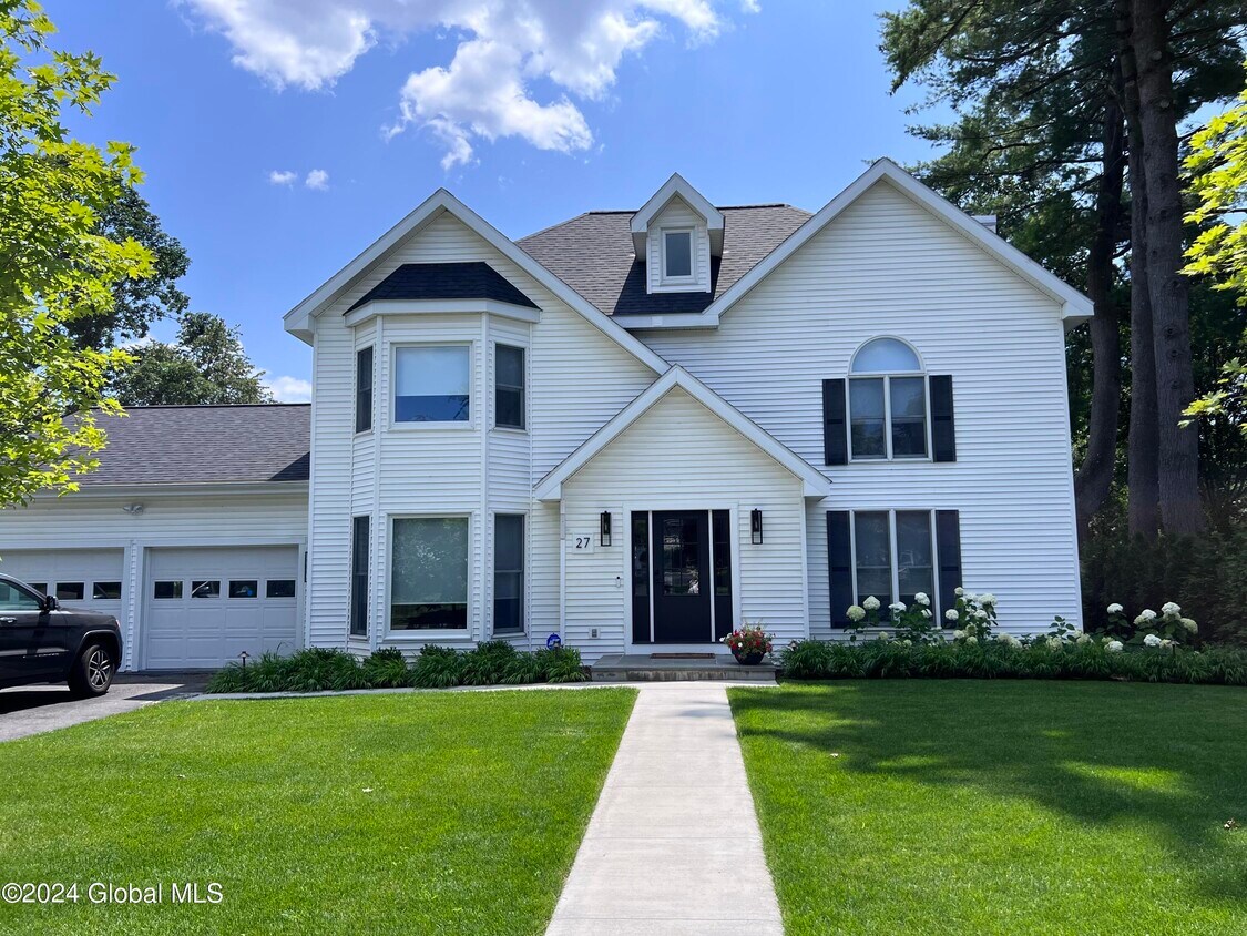 Foto principal - 27 Evergreen Dr